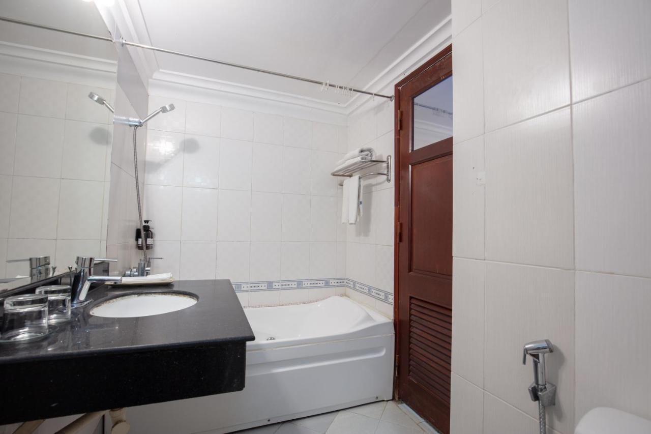 Blau Hotel Hanoi Exteriör bild